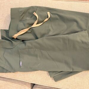 Figs * Set Zamora Top / Kade Cargo Bottoms- Moss Green. - Like New